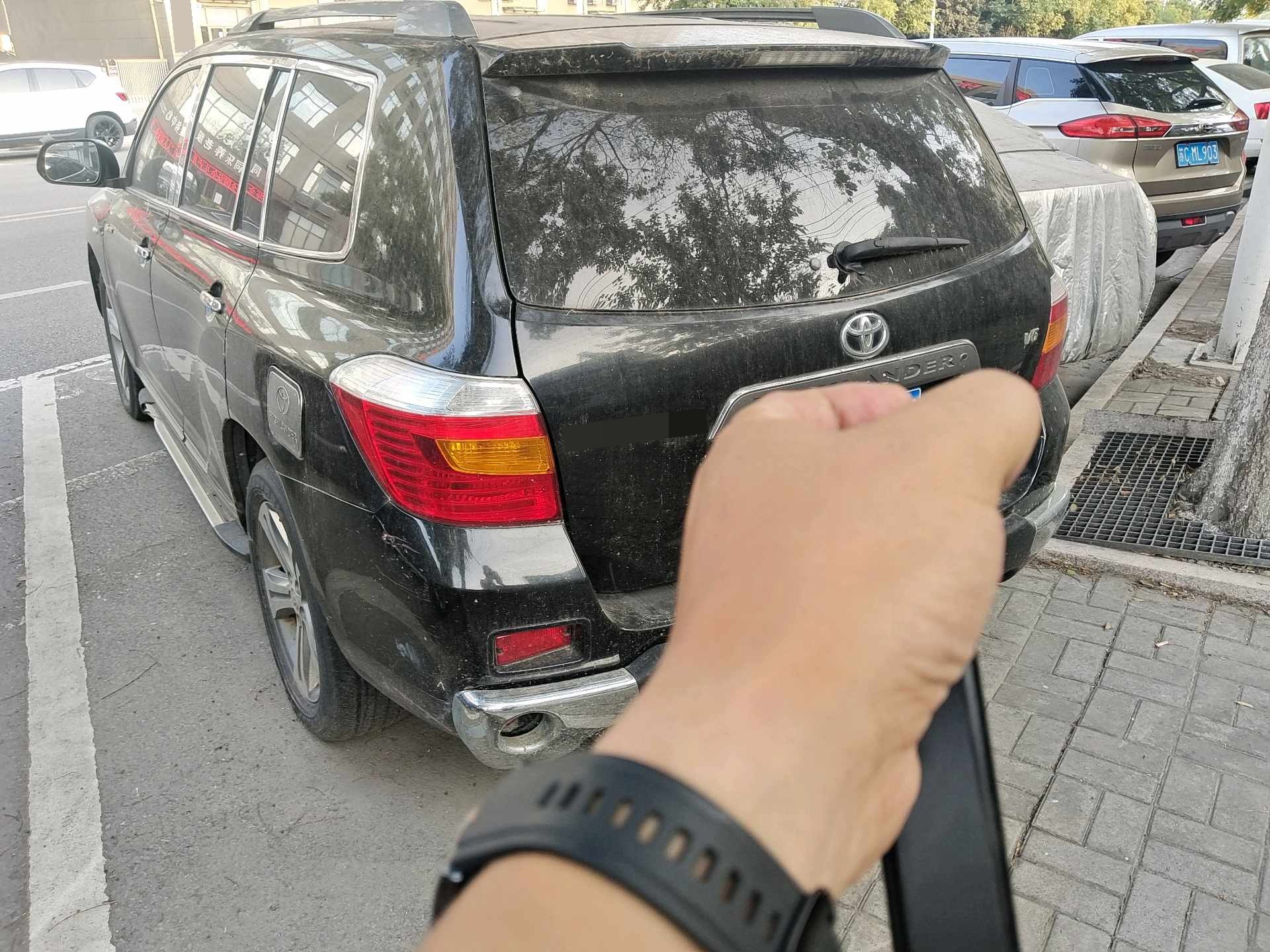 Toyota 2012 Highlander 2.7 2WD 7-seat Luxury Navigation Edition — 4