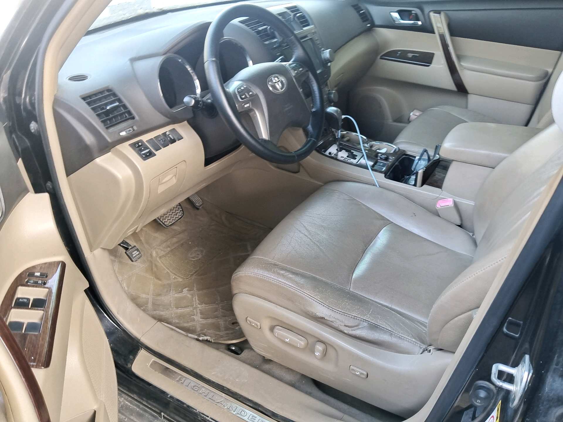 Toyota 2012 Highlander 2.7 2WD 7-seat Luxury Navigation Edition — 5