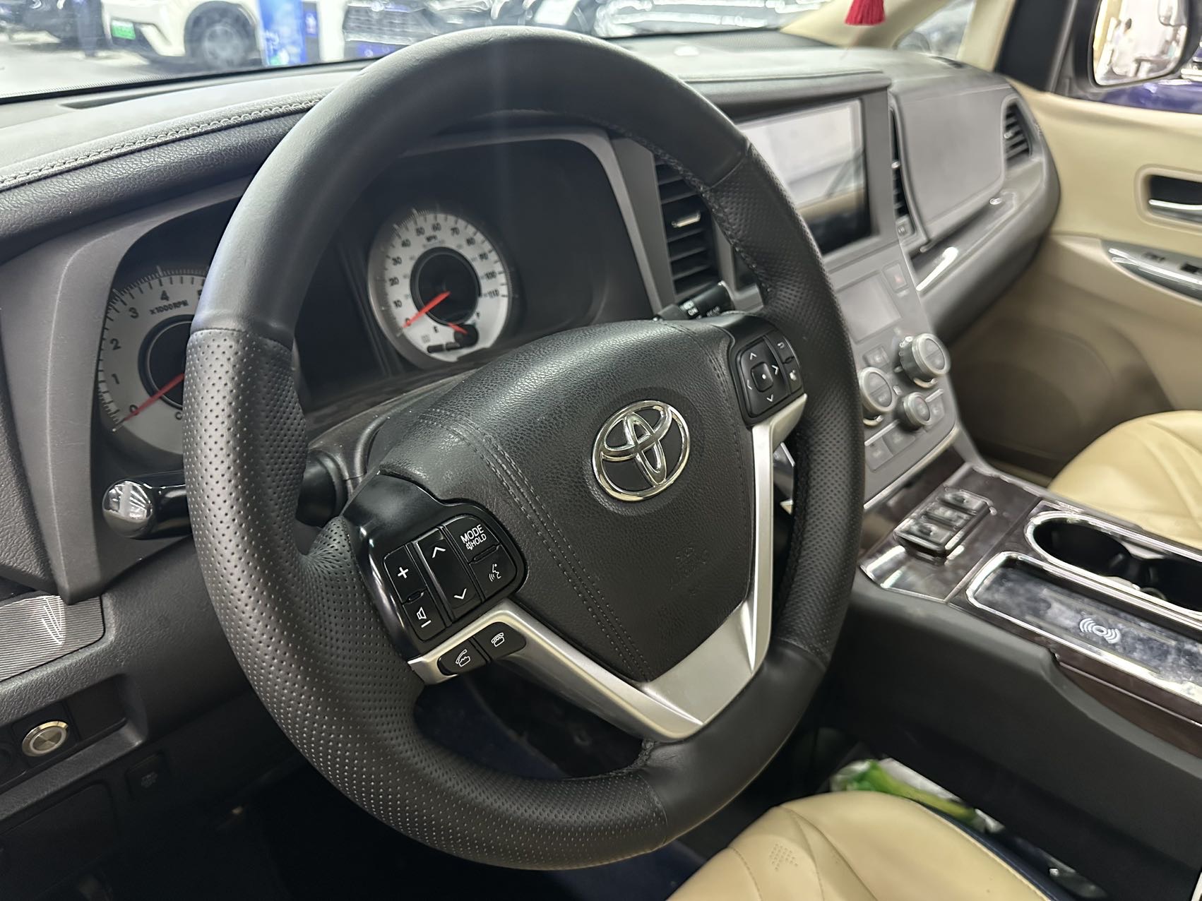 Toyota Sienna (Imported) 2015 Sienna 3.5 SE, 2WD, 8-seater, U.S. specification — 3