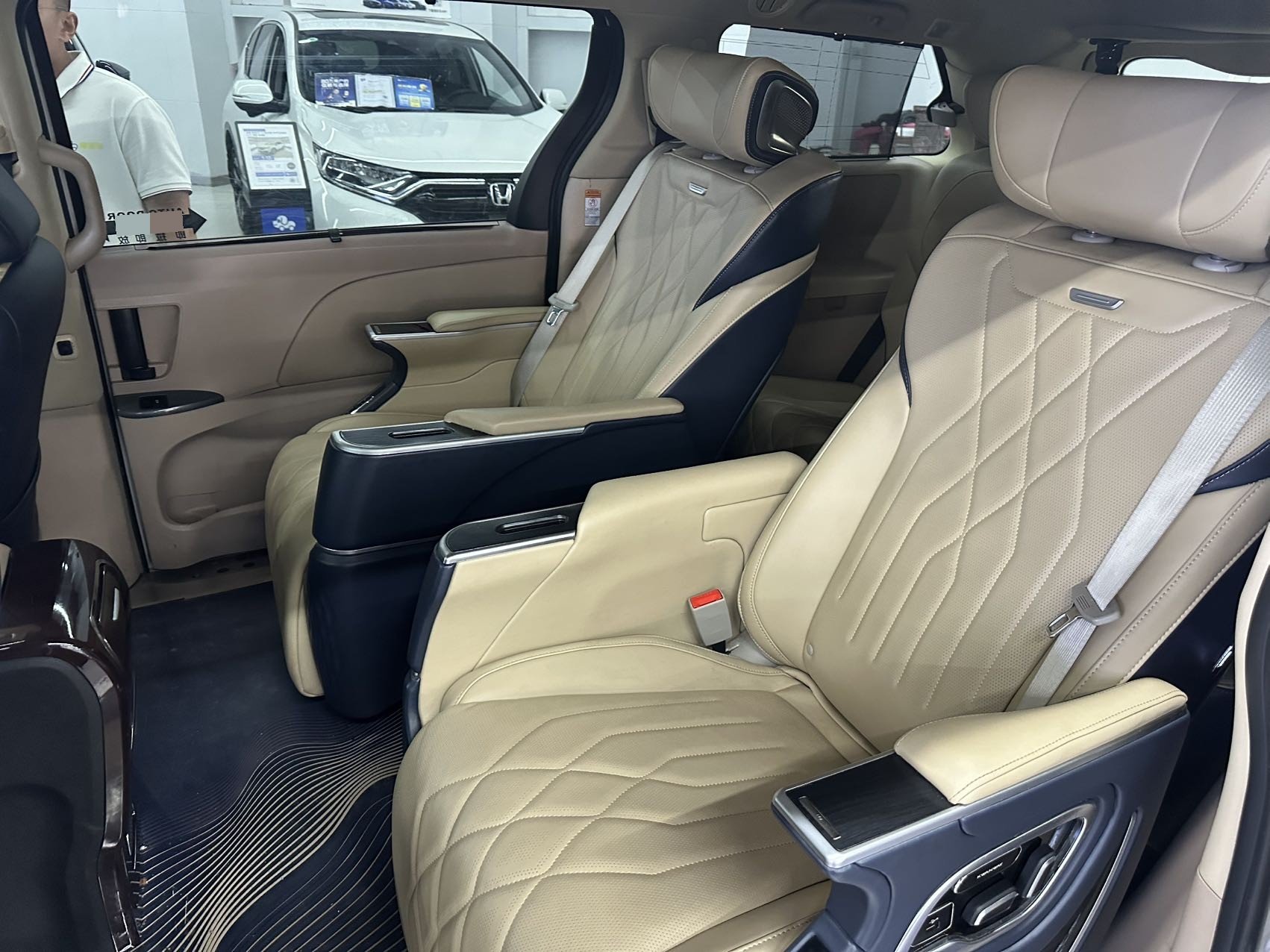 Toyota Sienna (Imported) 2015 Sienna 3.5 SE, 2WD, 8-seater, U.S. specification — 7