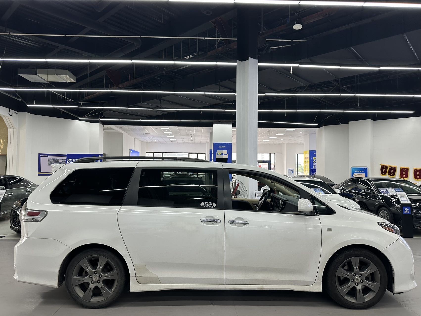 Toyota Sienna (Imported) 2015 Sienna 3.5 SE, 2WD, 8-seater, U.S. specification — 9