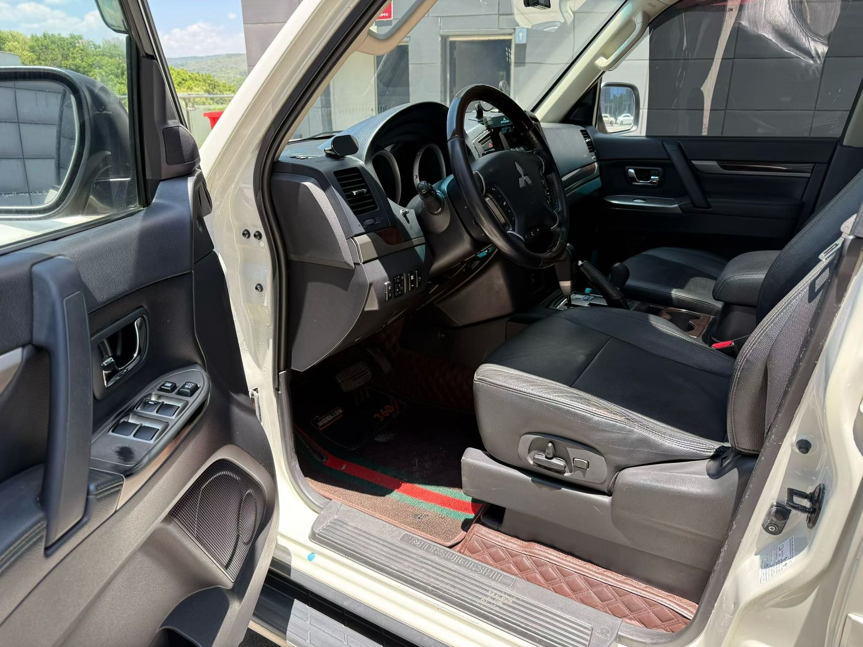 Mitsubishi Pajero (Imported) 2017 Pajero 3.8 Middle East version — 4