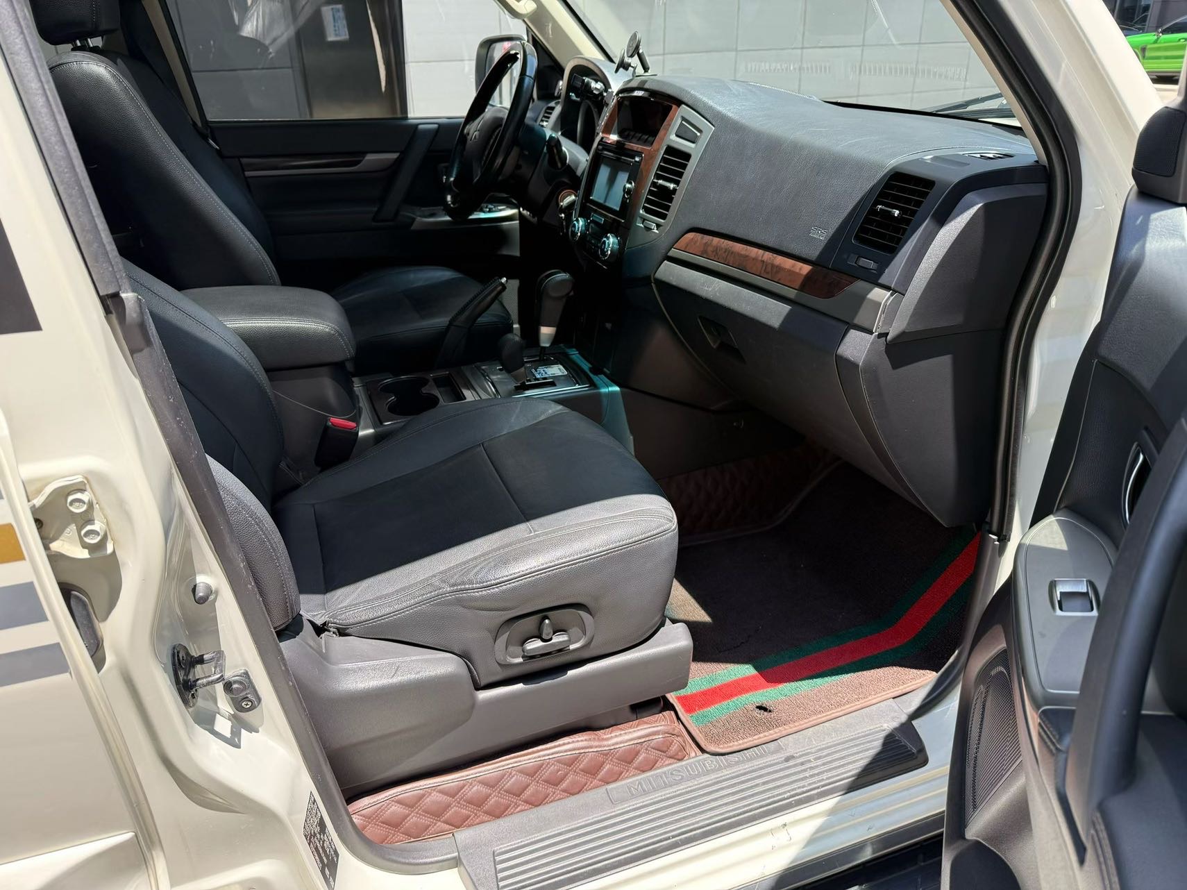 Mitsubishi Pajero (Imported) 2017 Pajero 3.8 Middle East version — 6