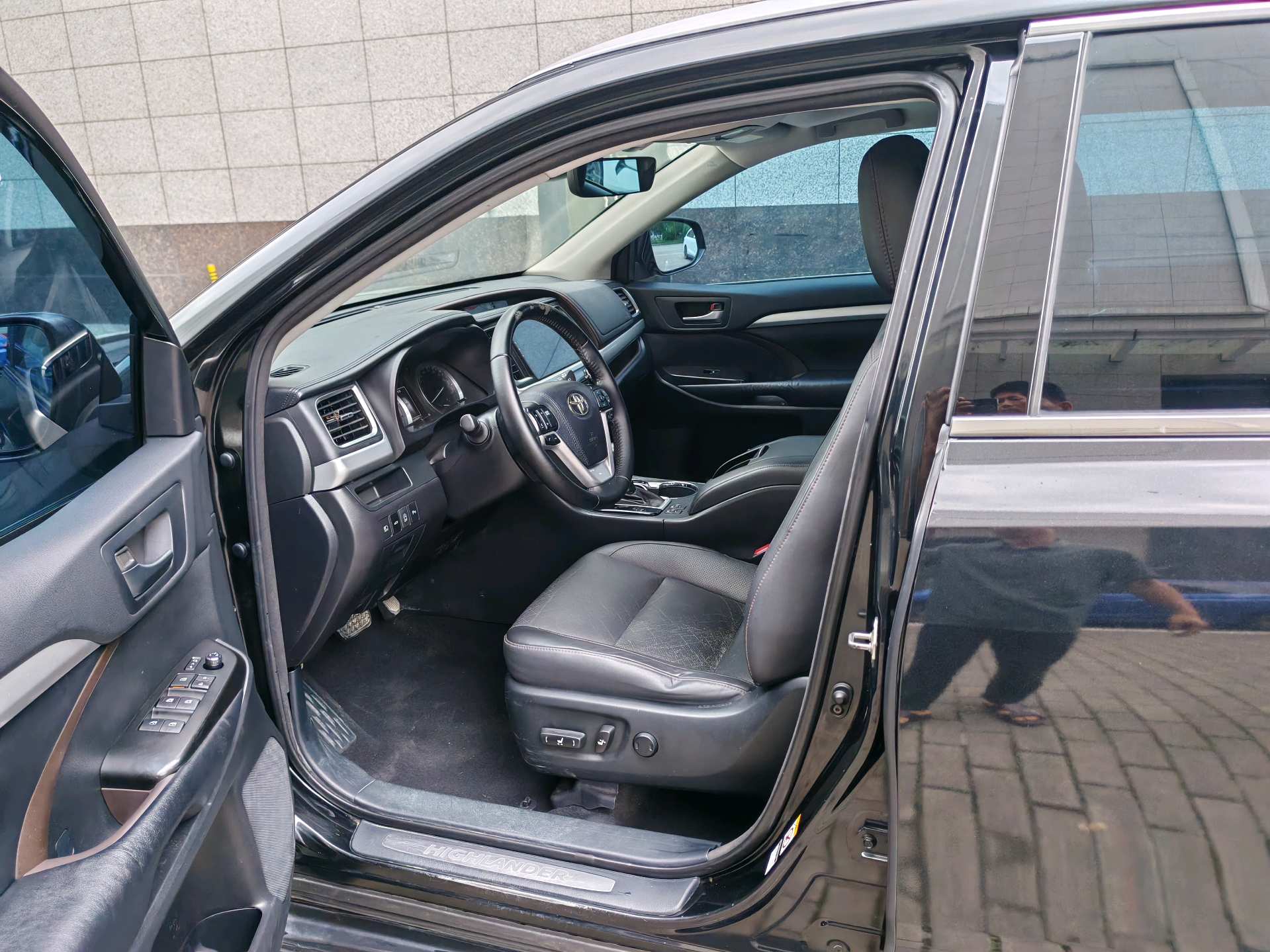 Toyota 2018 Highlander 2.0T 4WD Luxury 7-Seater — 13