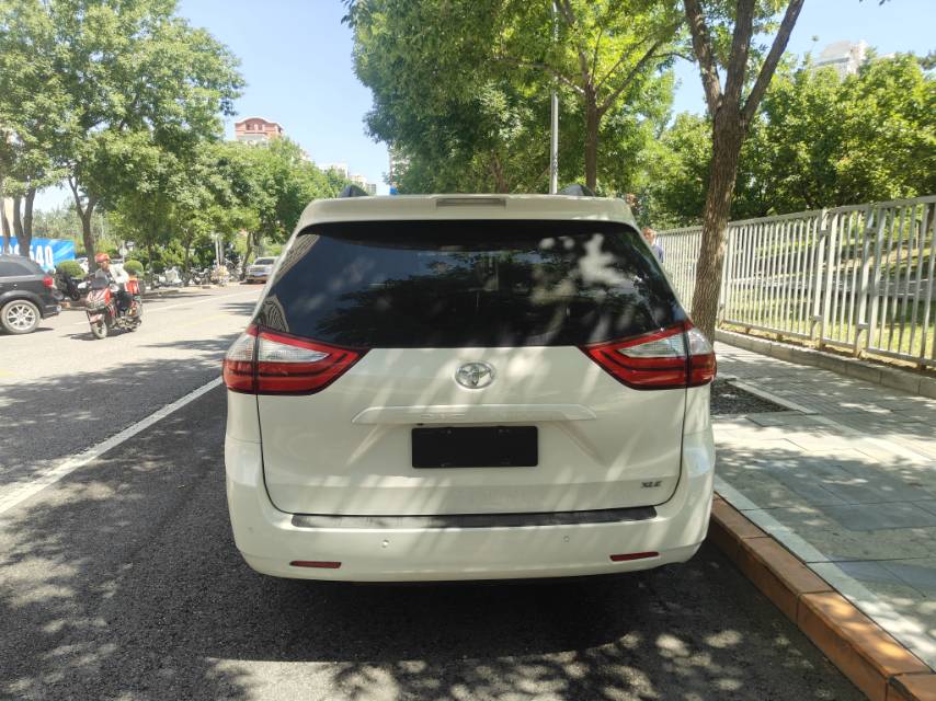 Toyota Sienna (Imported) 2019 Sienna 3.5 XLE Mobility Auto Access 2WD 7-seater (U.S. specification) — 7