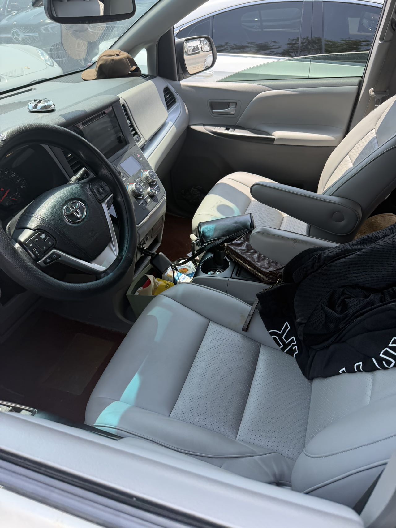 Toyota Sienna (Imported) 2015 Sienna 3.5L 2WD 7-seater U.S.-spec model — 4