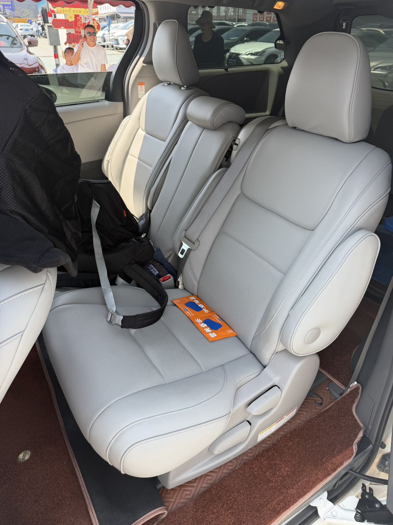 Toyota Sienna (Imported) 2015 Sienna 3.5L 2WD 7-seater U.S.-spec model — 5