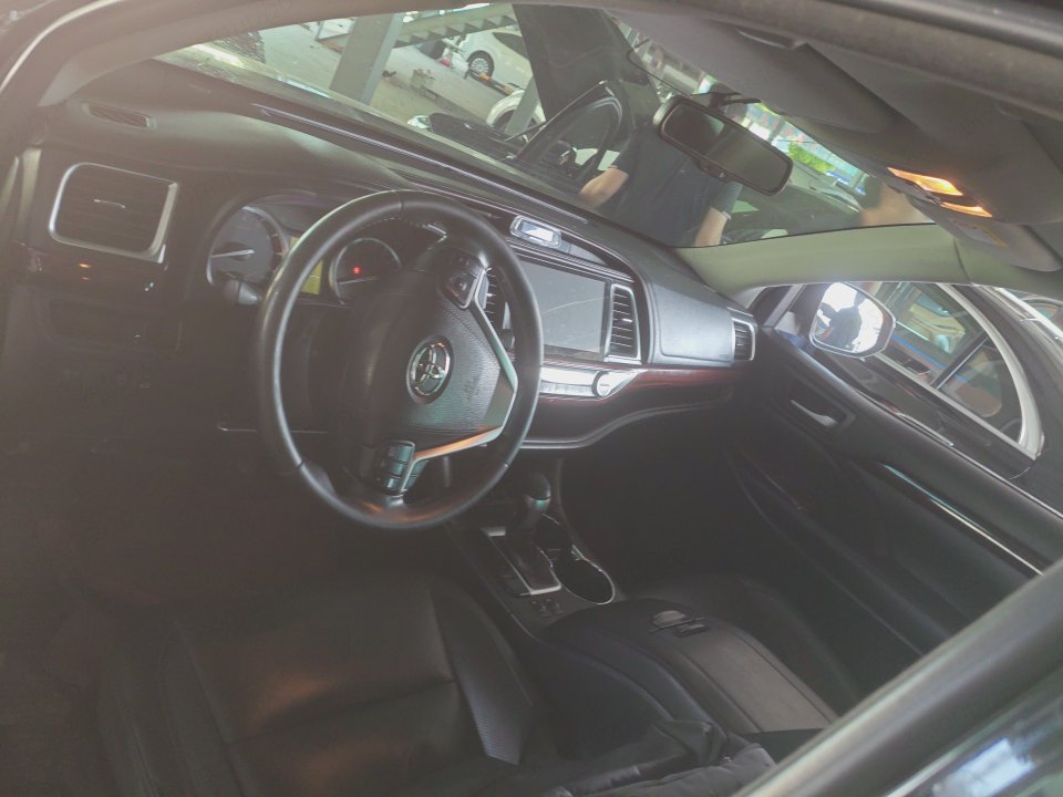 Toyota 2017 Highlander 2.0T 4WD Luxury 7-Seater — 3