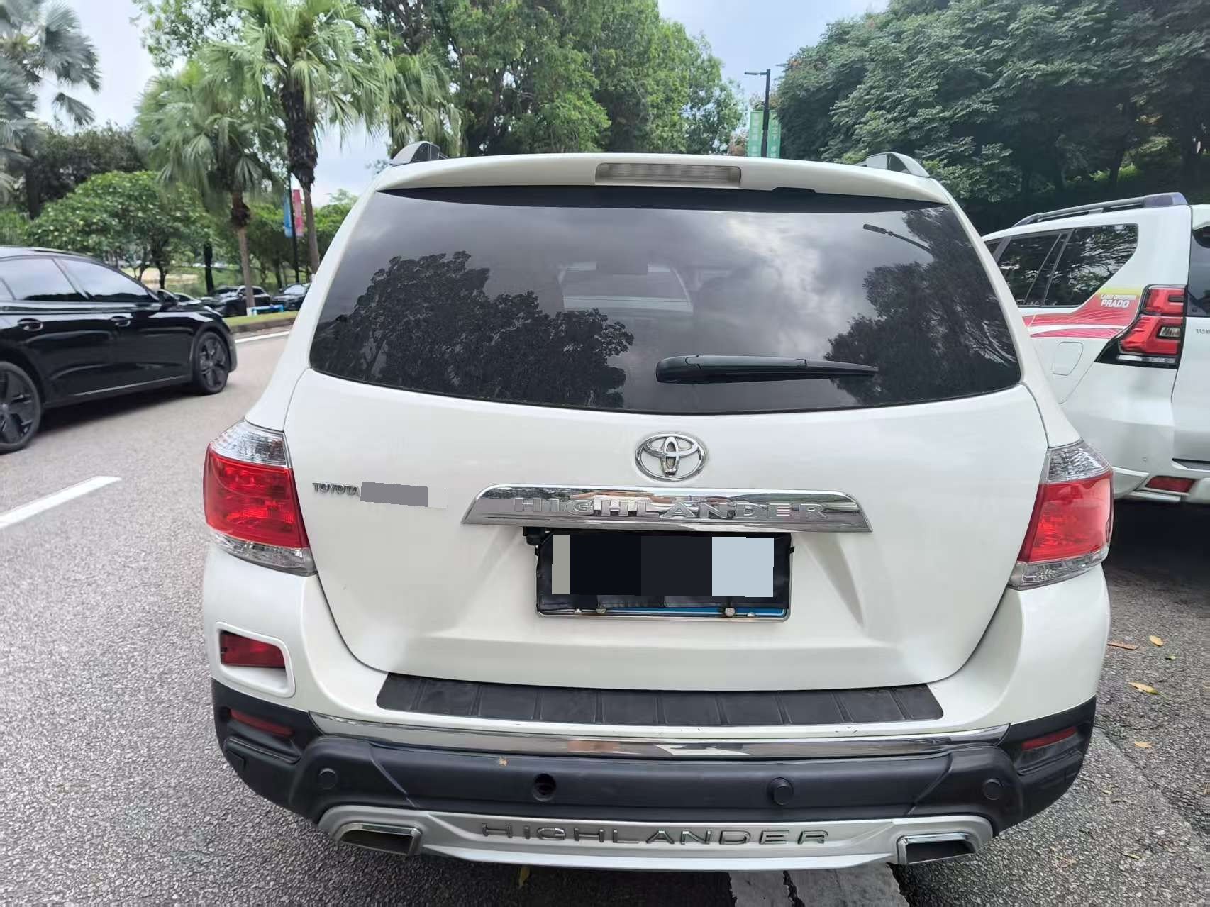 Toyota 2012 Highlander 2.7 2WD 7-seat Luxury Edition — 7