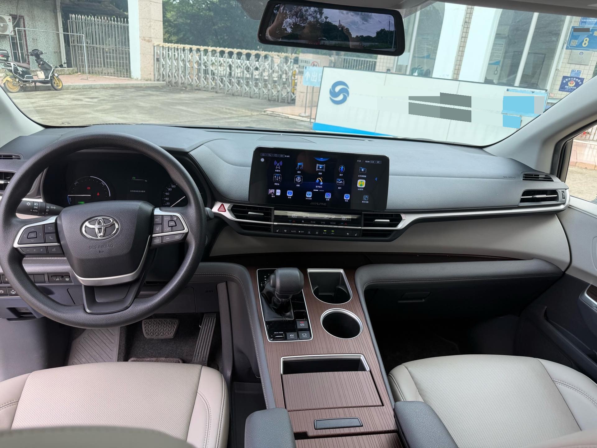 Toyota 2021 Sienna 2.5 CVT Comfort Edition — 3
