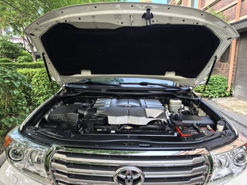 Toyota Land Cruiser (Imported) 2012 Land Cruiser 4.6 VX-R — 8