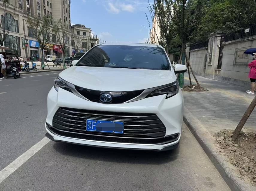Toyota 2021 Sienna 2.5 CVT Prestige Edition — 2