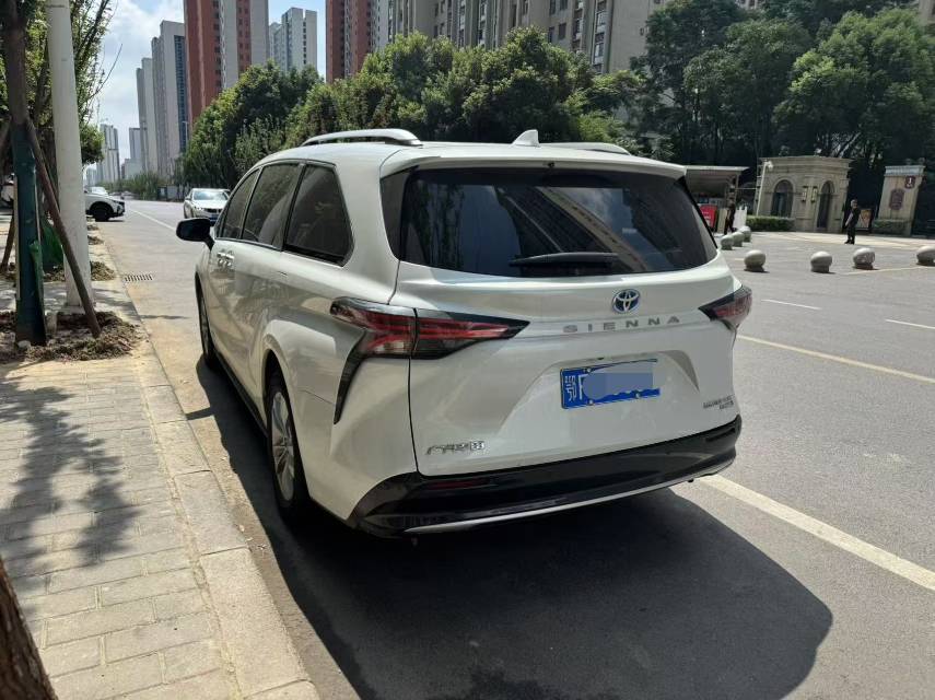 Toyota 2021 Sienna 2.5 CVT Prestige Edition — 3
