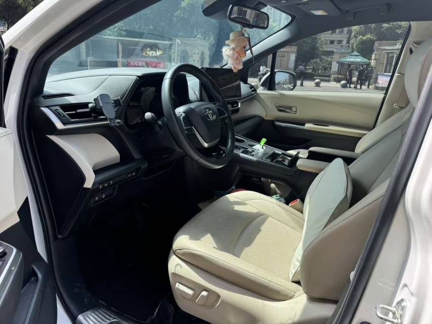 Toyota 2021 Sienna 2.5 CVT Prestige Edition — 4