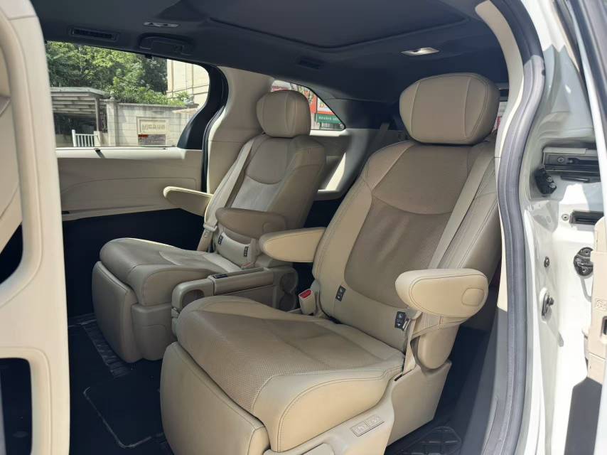 Toyota 2021 Sienna 2.5 CVT Prestige Edition — 5