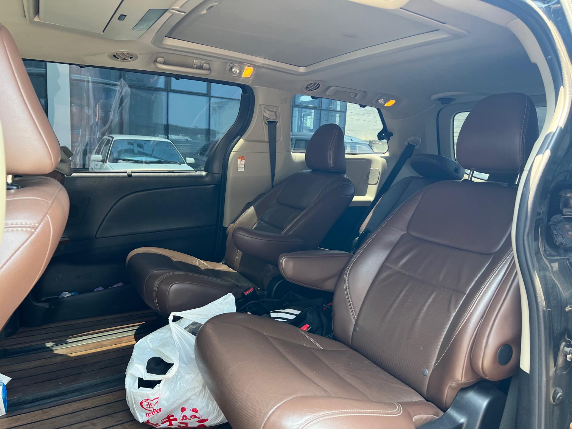 Toyota Sienna (Imported) 2015 Sienna 3.5 XLE Premium AWD 7-seater (U.S. specification) — 4