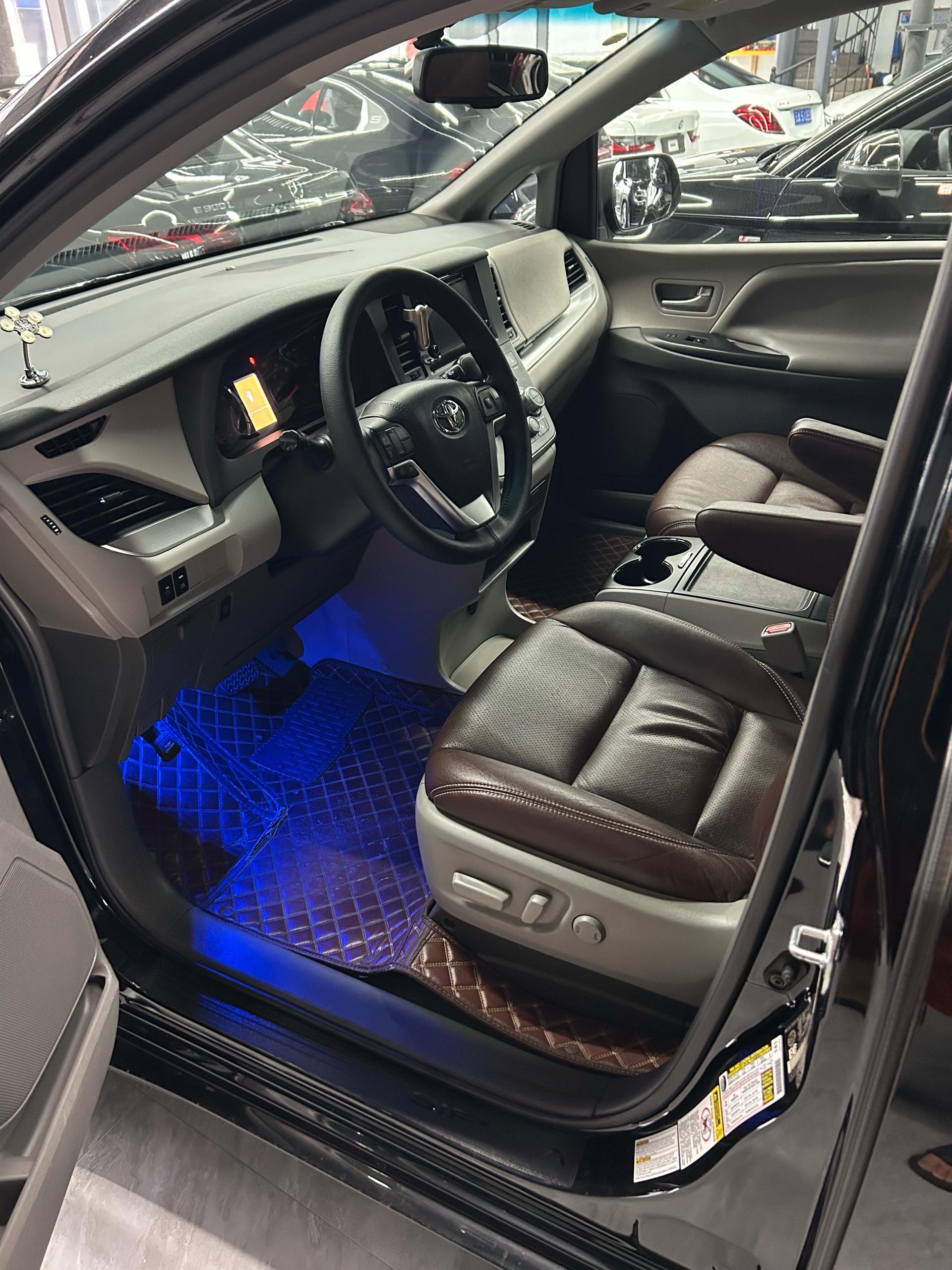 Toyota Sienna (Imported) 2017 Sienna 3.5 LE AWD 7-seater (U.S. specification) — 3