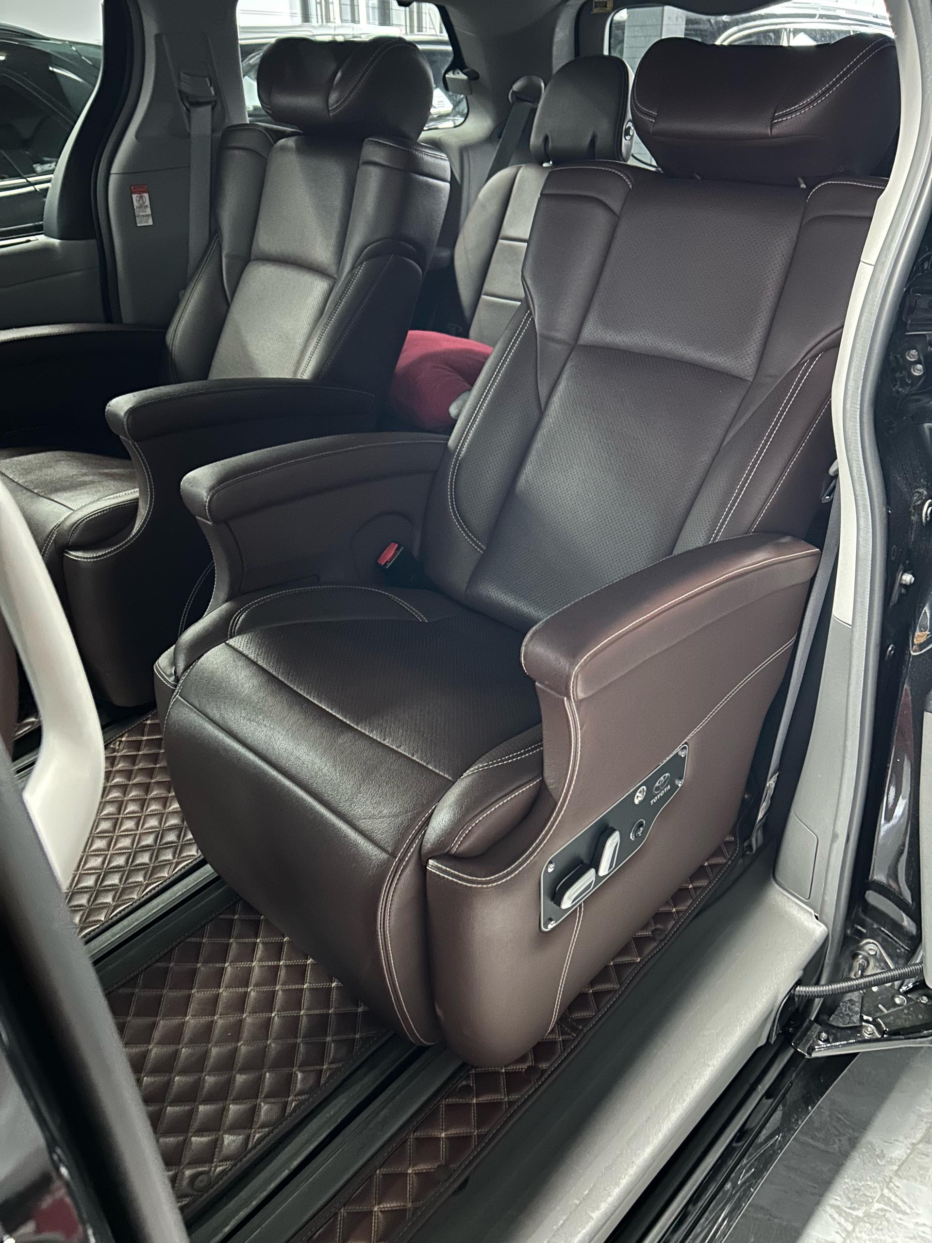 Toyota Sienna (Imported) 2017 Sienna 3.5 LE AWD 7-seater (U.S. specification) — 4