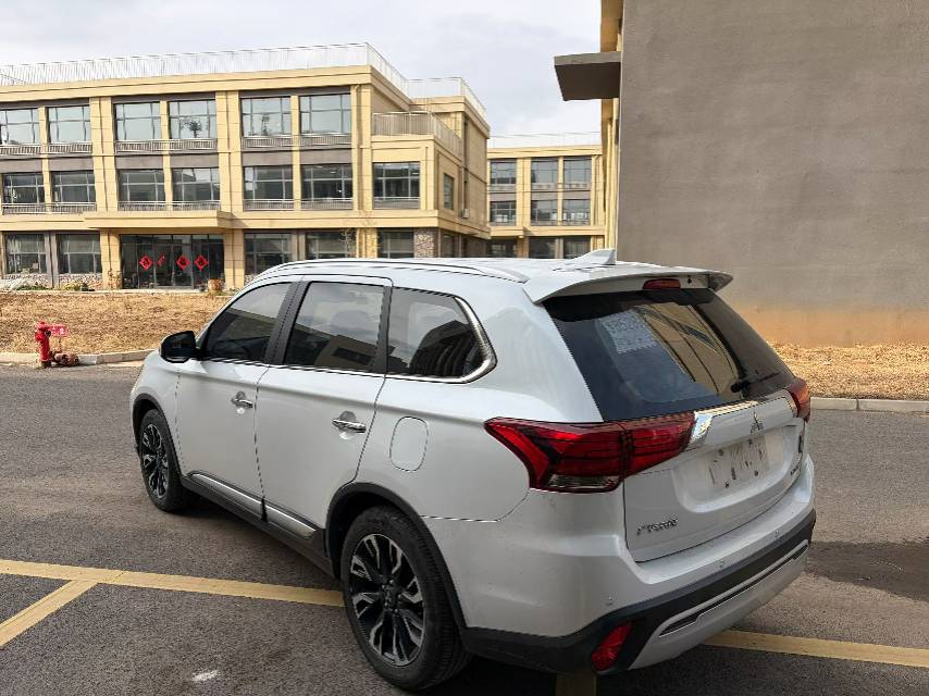 Mitsubishi 2019 Outlander 2.4 CVT 4WD Zhi Xiang Edition, 7 seats — 5