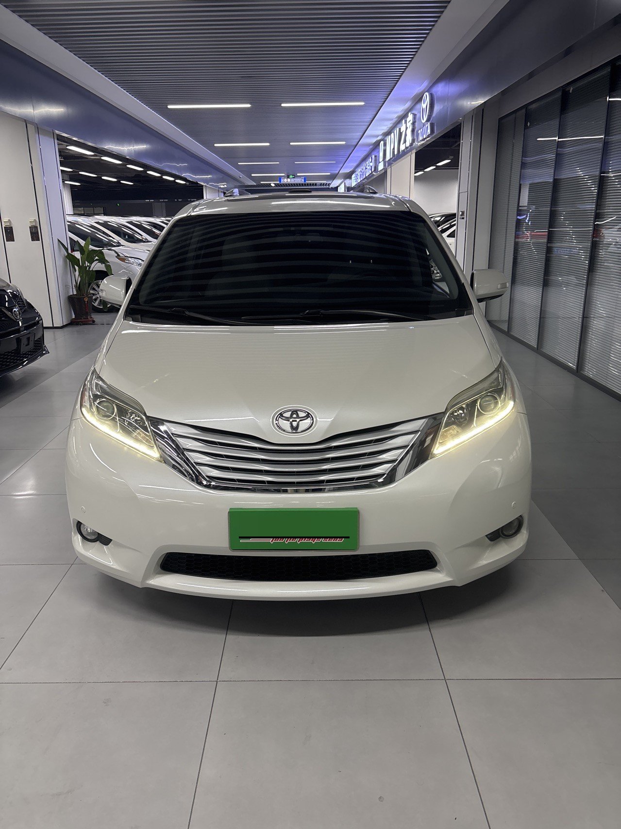 Toyota Sienna (Imported) 2017 Sienna 3.5 Limited, 4WD, 7-seater, U.S.-spec — 3