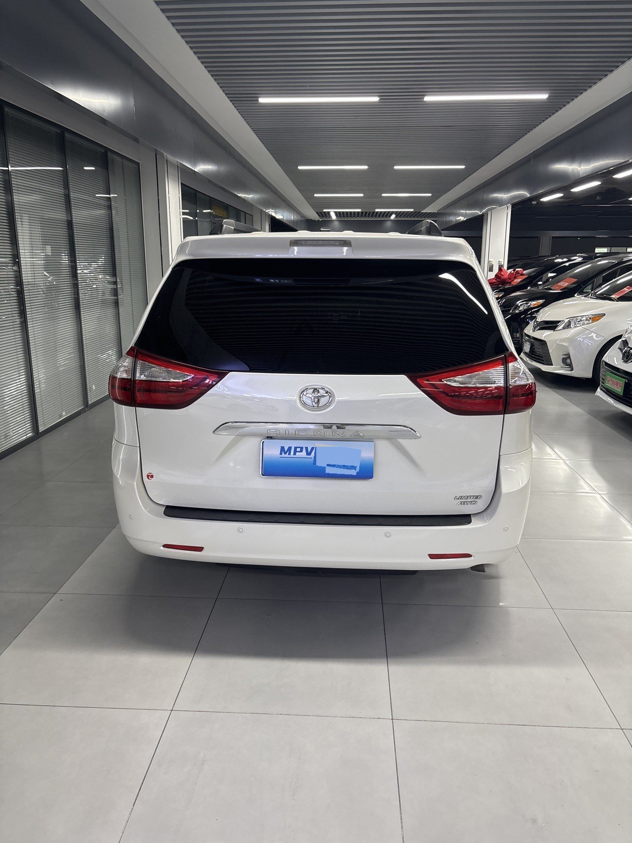 Toyota Sienna (Imported) 2017 Sienna 3.5 Limited, 4WD, 7-seater, U.S.-spec — 5