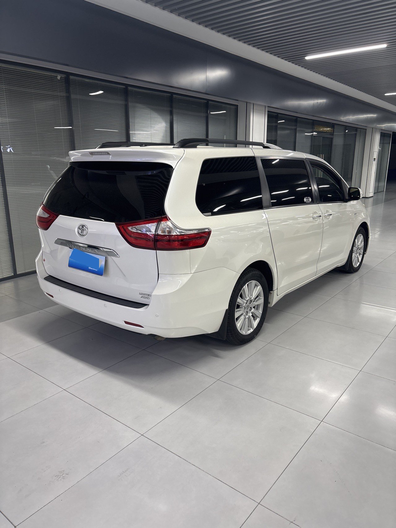 Toyota Sienna (Imported) 2017 Sienna 3.5 Limited, 4WD, 7-seater, U.S.-spec — 6