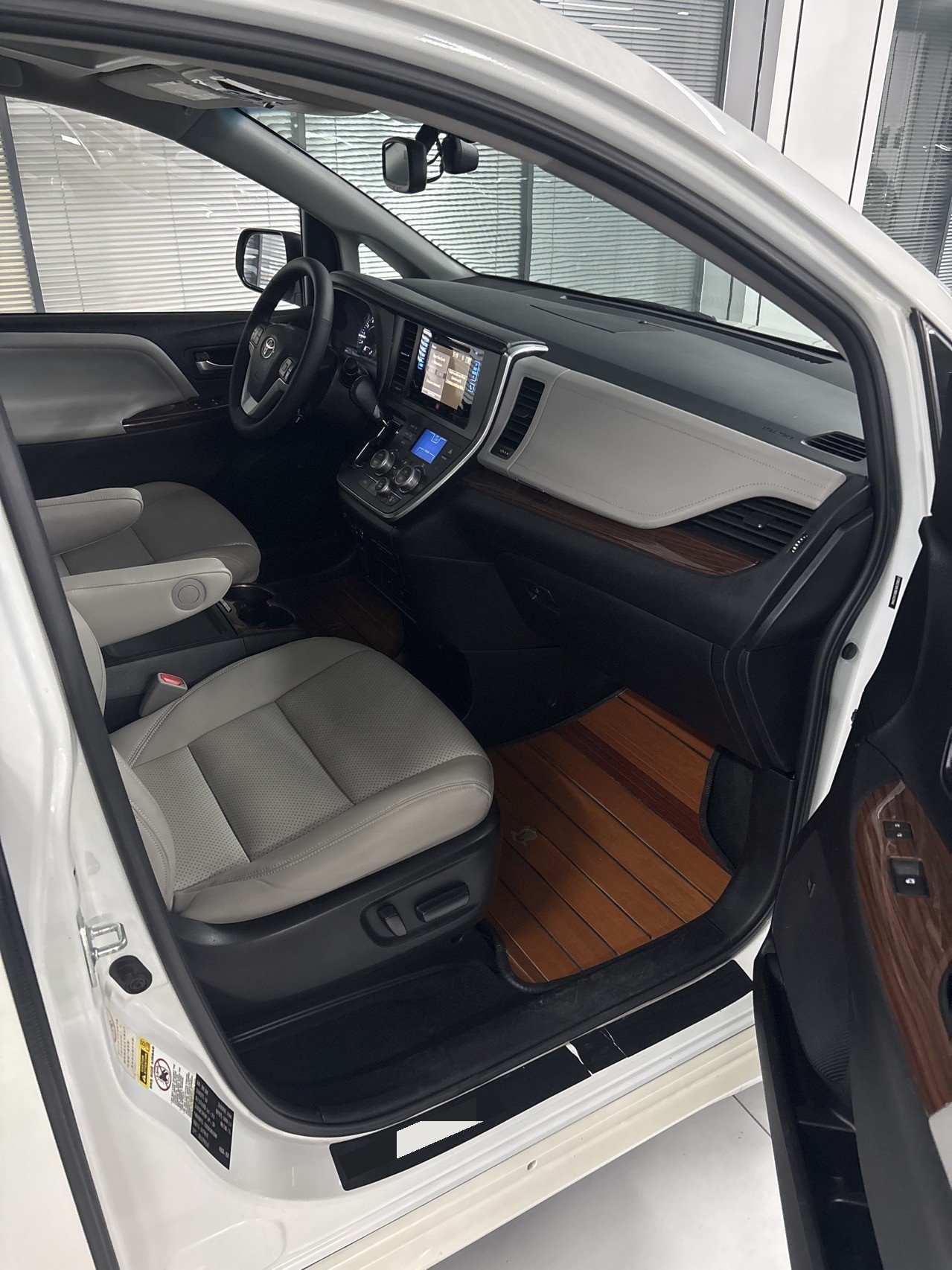 Toyota Sienna (Imported) 2017 Sienna 3.5 Limited, 4WD, 7-seater, U.S.-spec — 7