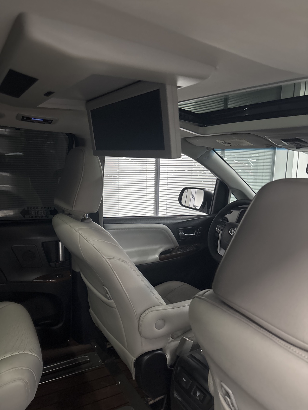 Toyota Sienna (Imported) 2017 Sienna 3.5 Limited, 4WD, 7-seater, U.S.-spec — 9
