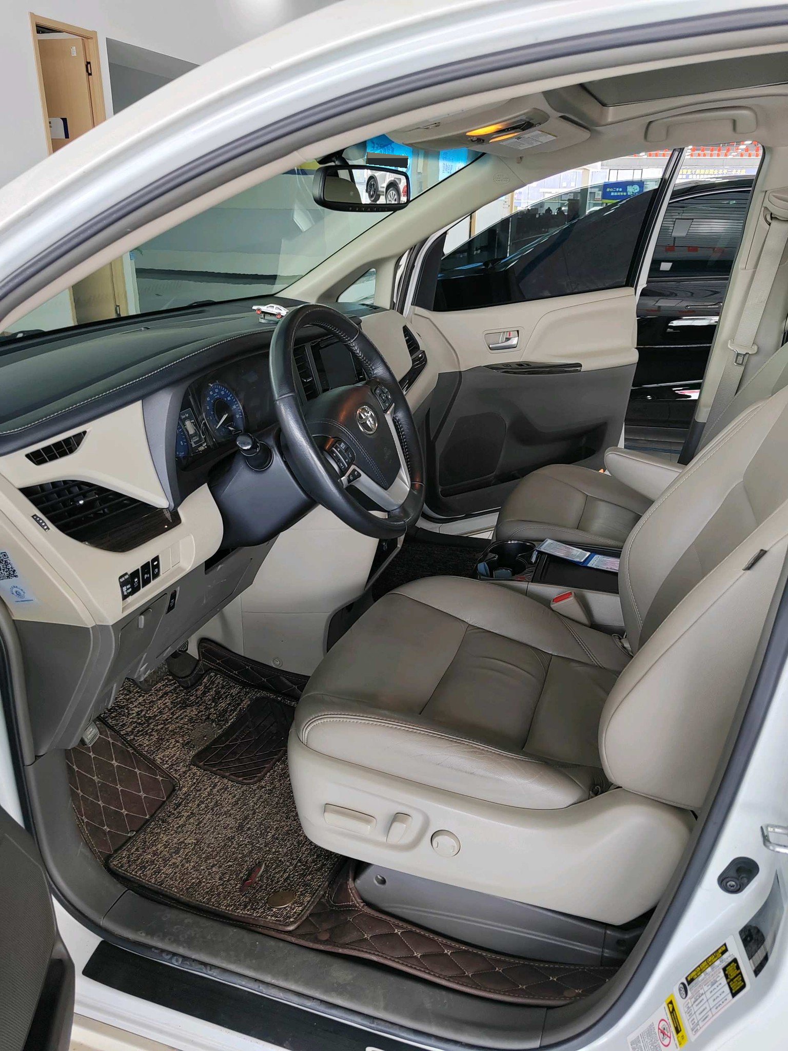 Toyota Sienna (Imported) 2017 Sienna 3.5 XLE Mobility Auto Access 2WD 7-seater U.S. specification — 3