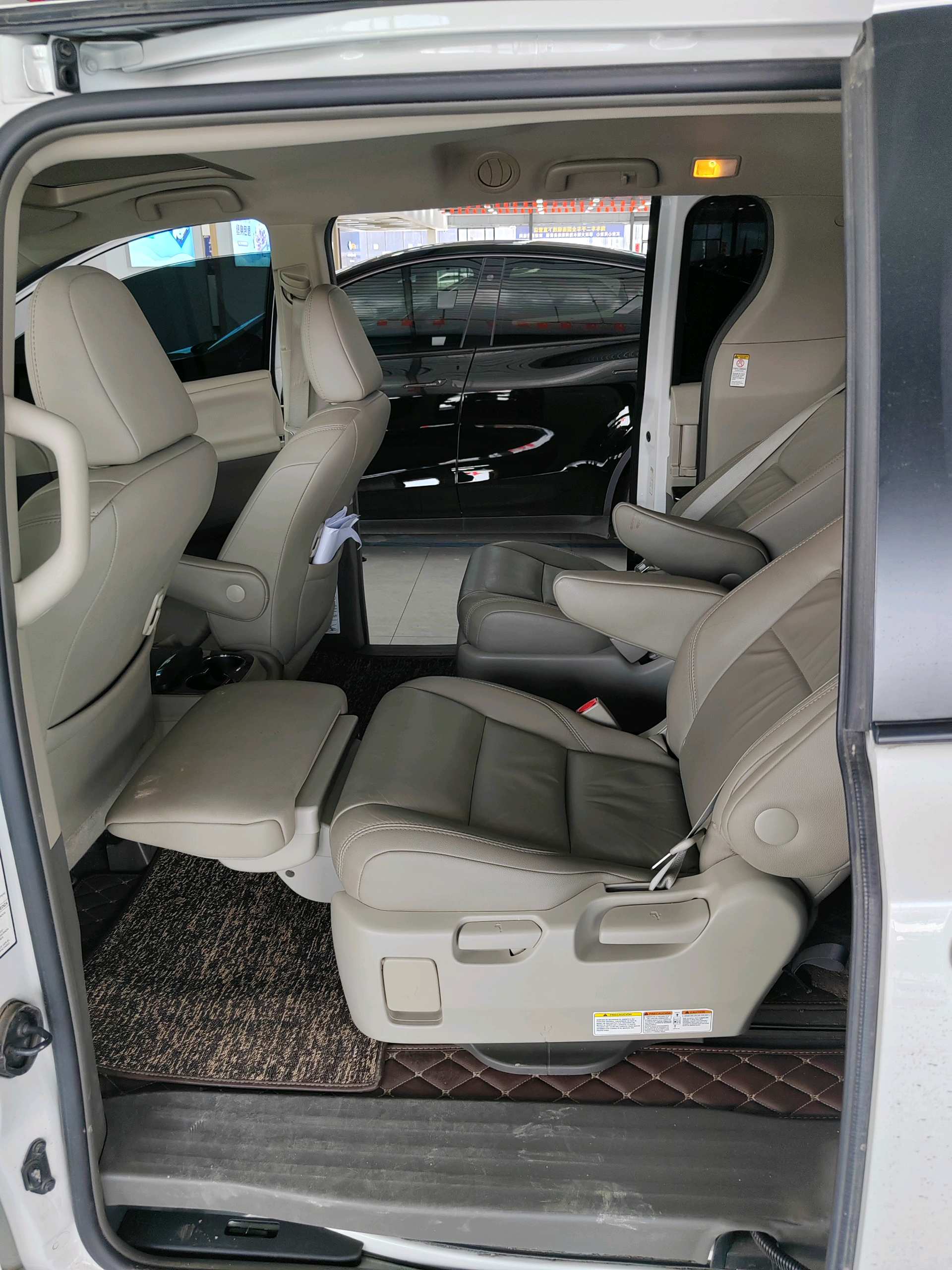 Toyota Sienna (Imported) 2017 Sienna 3.5 XLE Mobility Auto Access 2WD 7-seater U.S. specification — 4